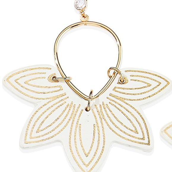 NWT VEGAN WHITE LEATHER FLORAL HYDRANGEA STATEMENT EARRINGS WHITE GOLD ACCENT - Picture 5 of 14